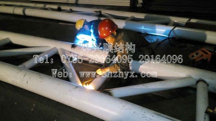 夜间施工—广州岭南师范学校中空屋面钢结构安装