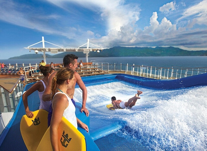 世界最大游轮的膜结构冲浪场