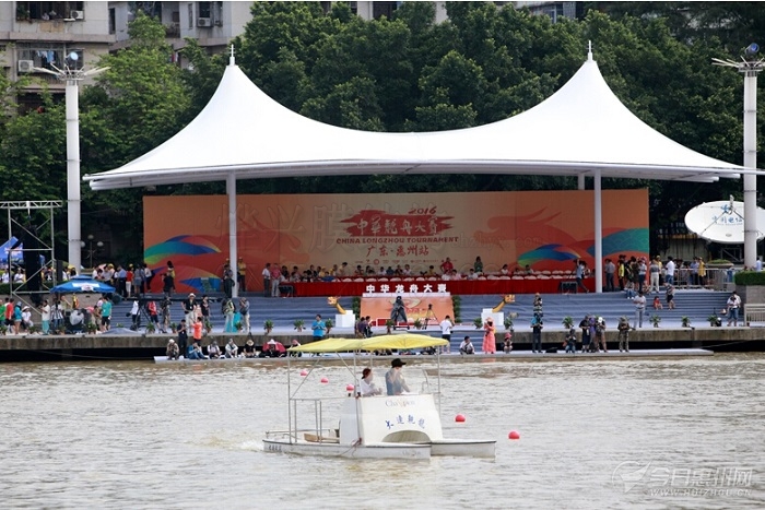 央视120人来惠直播中华龙舟大赛 烨兴景观张拉膜主席台是什么形态